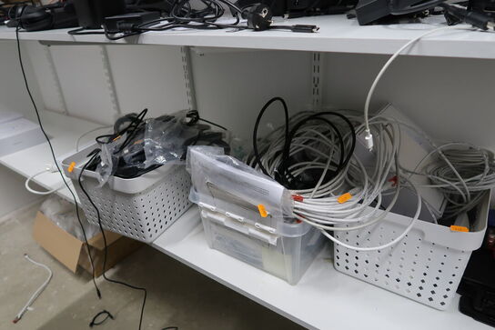 Div. Kabler, værktøj, varmeblæsere, wife beacon, router m.m.