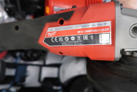 Akku håndværktøj MILWAUKEE M18 ONEFSAG125XB med batteri og lader 