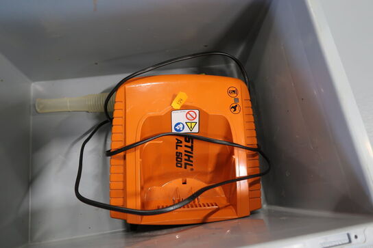 4 stk. batteri STIHL AP300S, AP200 samt lader STIHL AL 500