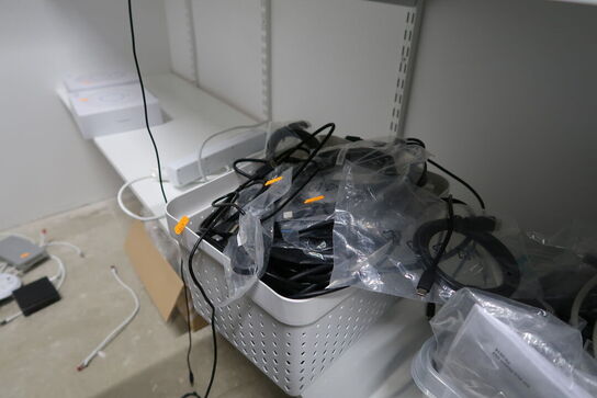 Div. Kabler, værktøj, varmeblæsere, wife beacon, router m.m.
