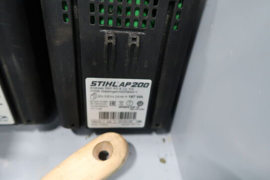 4 stk. batteri STIHL AP300S, AP200 samt lader STIHL AL 500