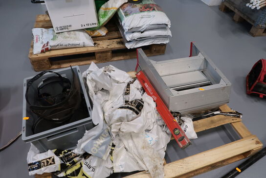 Palle med trappetrin, vaterpas, høreværn HUSQVARNA m.m.