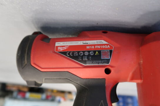 2 stk. akku håndværktøj MILWAUKEE M18 FN16GA, M18 IL med 2 stk. batterier og lader