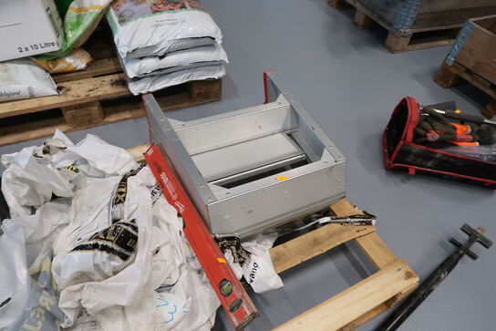 Palle med trappetrin, vaterpas, høreværn HUSQVARNA m.m.