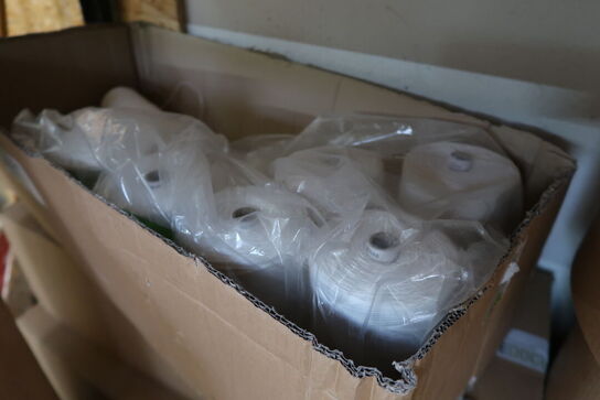 Lagerreol med indhold 