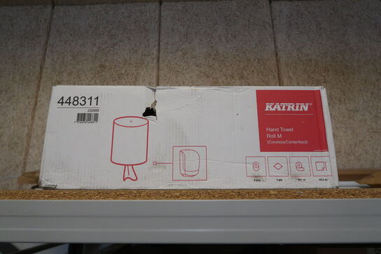 Lagerreol med indhold 