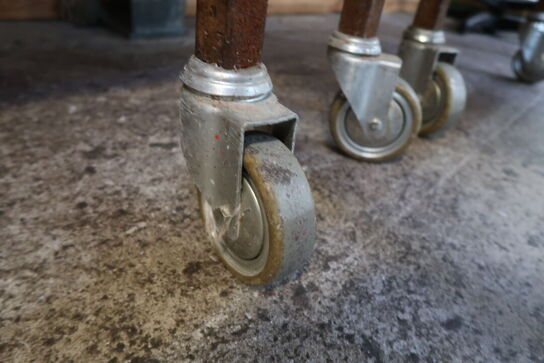 3 stk. Rulleborde med indhold 