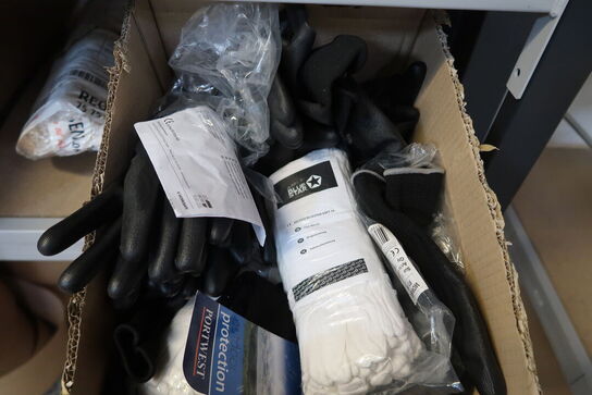 Lagerreol med indhold 