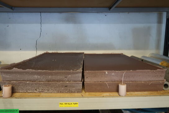 Lagerreol med indhold 