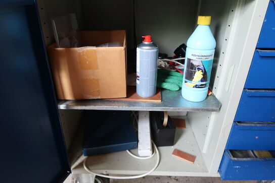 Blika arbejdsbord med indhold 