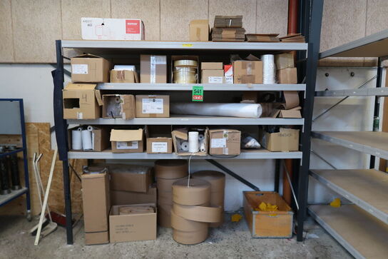 Lagerreol med indhold 