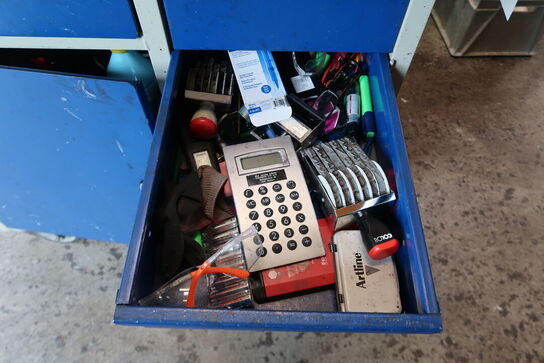 Blika arbejdsbord med indhold 