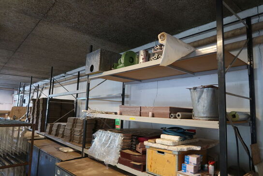 Lagerreol med indhold 