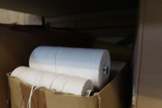 Lagerreol med indhold 