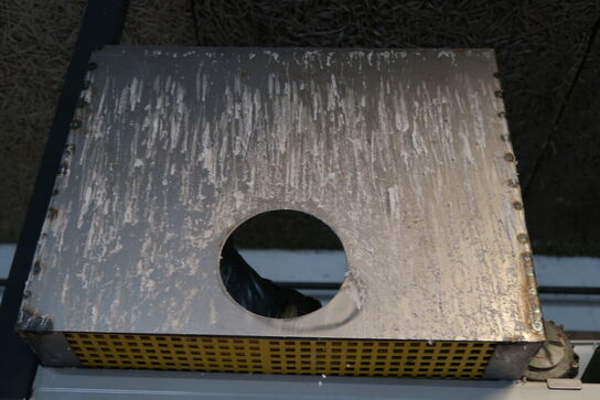 Lagerreol med indhold 