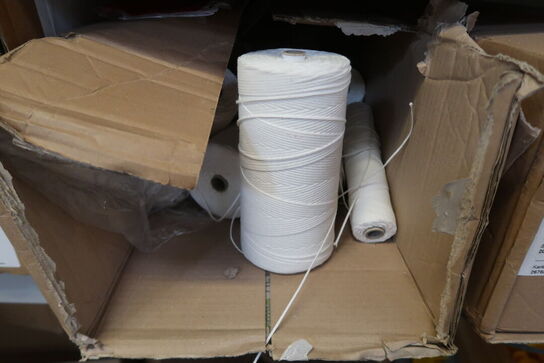 Lagerreol med indhold 