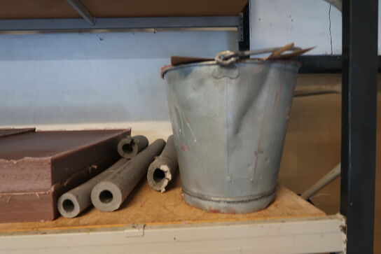 Lagerreol med indhold 