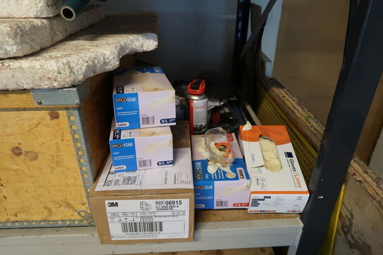 Lagerreol med indhold 