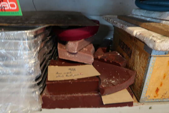 Lagerreol med indhold 