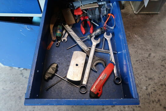 Blika arbejdsbord med indhold 