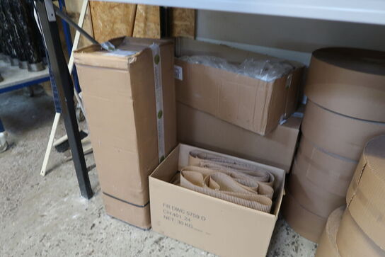 Lagerreol med indhold 