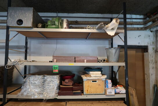 Lagerreol med indhold 