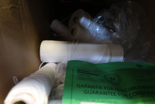 Lagerreol med indhold 