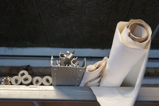 Lagerreol med indhold 