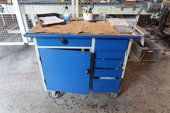 Blika arbejdsbord med indhold 