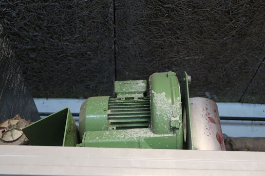 Lagerreol med indhold 