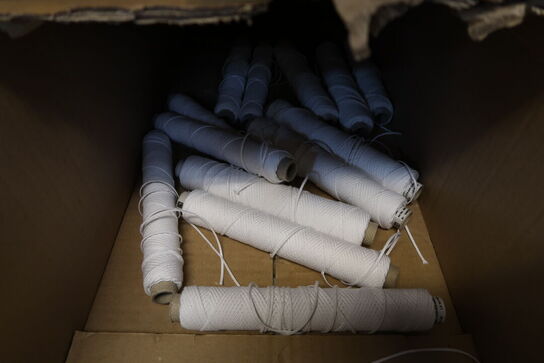 Lagerreol med indhold 