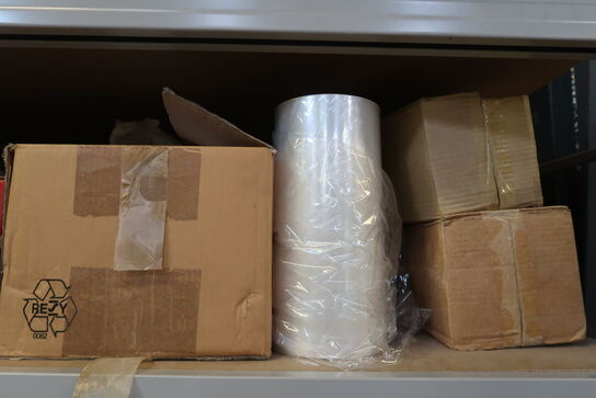 Lagerreol med indhold 