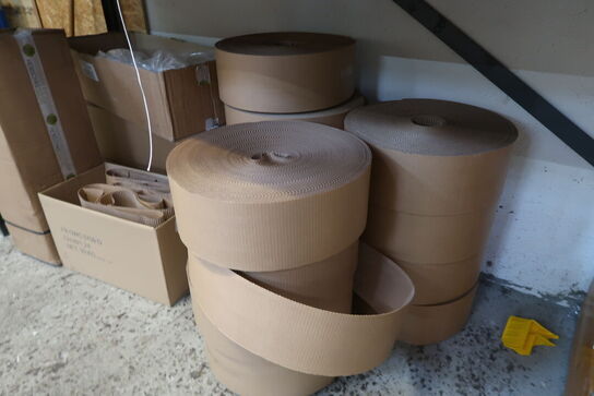 Lagerreol med indhold 