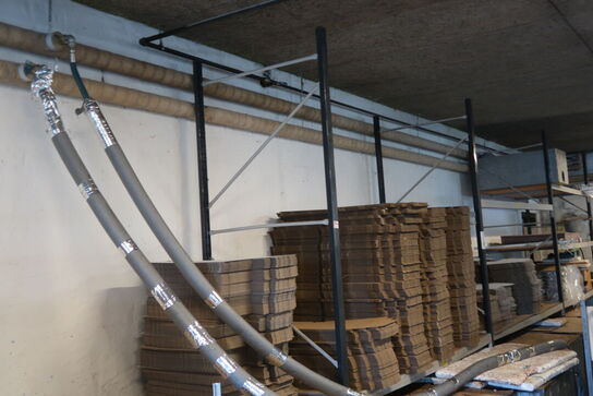 Lagerreol med indhold 