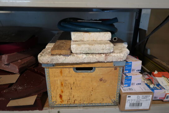 Lagerreol med indhold 