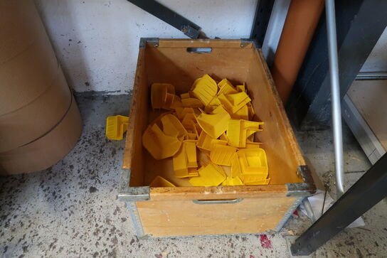 Lagerreol med indhold 