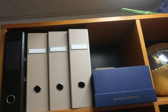 2 stk. reolsektioner med indhold