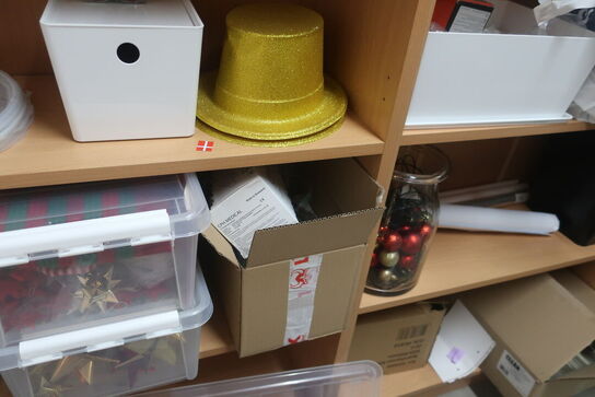 2 stk. reolsektioner med indhold