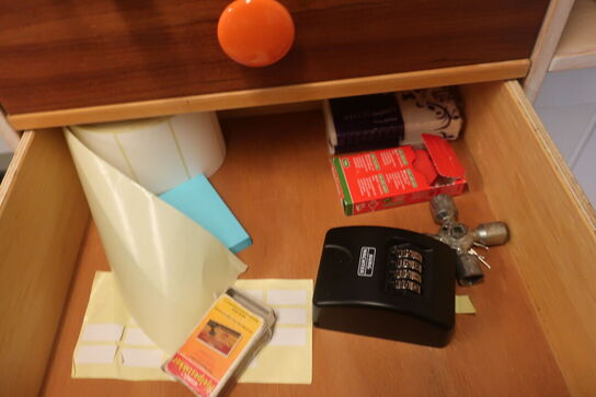 3 stk. reolsektioner med indhold / skuffeskab uden indhold