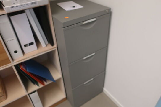 3 stk. reolsektioner med indhold / skuffeskab uden indhold