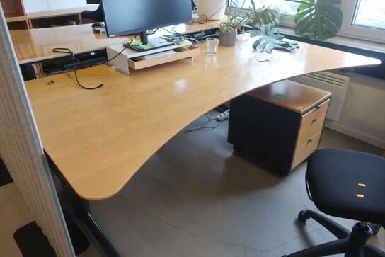 El. hæve/sænke skrivebord med skuffesektion / plante m.m.