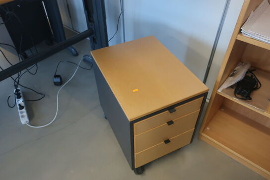 El. hæve/sænke skrivebord med skuffesektion / reol m.m.