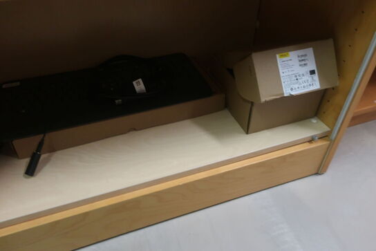 2 stk. reolsektioner med indhold