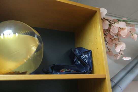 2 stk. reolsektioner med indhold