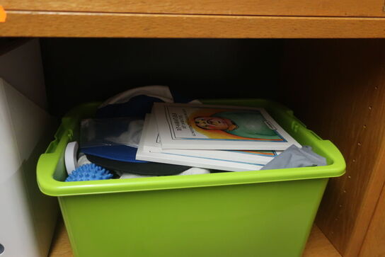 2 stk. reolsektioner med indhold