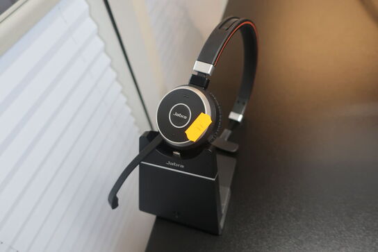 2 skærme LENOVO RE27HLCWUE / headset JABRA