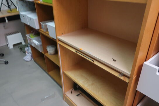 2 stk. reolsektioner med indhold