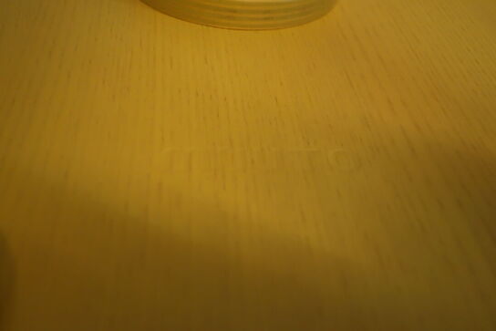 Bord MUUTO og plante