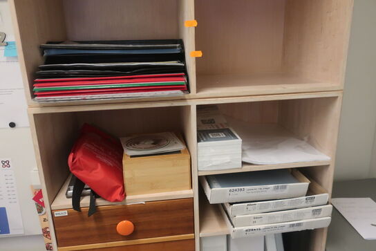 3 stk. reolsektioner med indhold / skuffeskab uden indhold