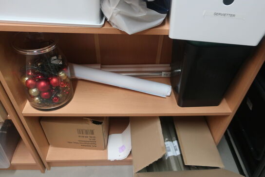 2 stk. reolsektioner med indhold